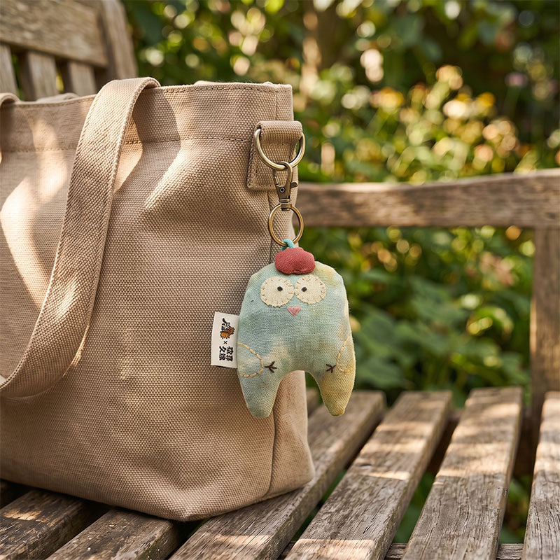 Handgefertigter Leinen-Mint-Küken-Taschenanhänger – side view showing shape and hand-stitched details