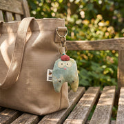 Handgefertigter Leinen-Mint-Küken-Taschenanhänger – side view showing shape and hand-stitched details
