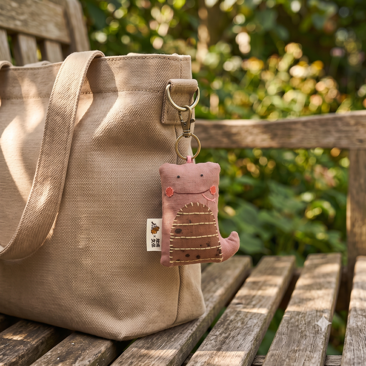Ciondolo da borsa in lino con serpente a righe e coda rosa
