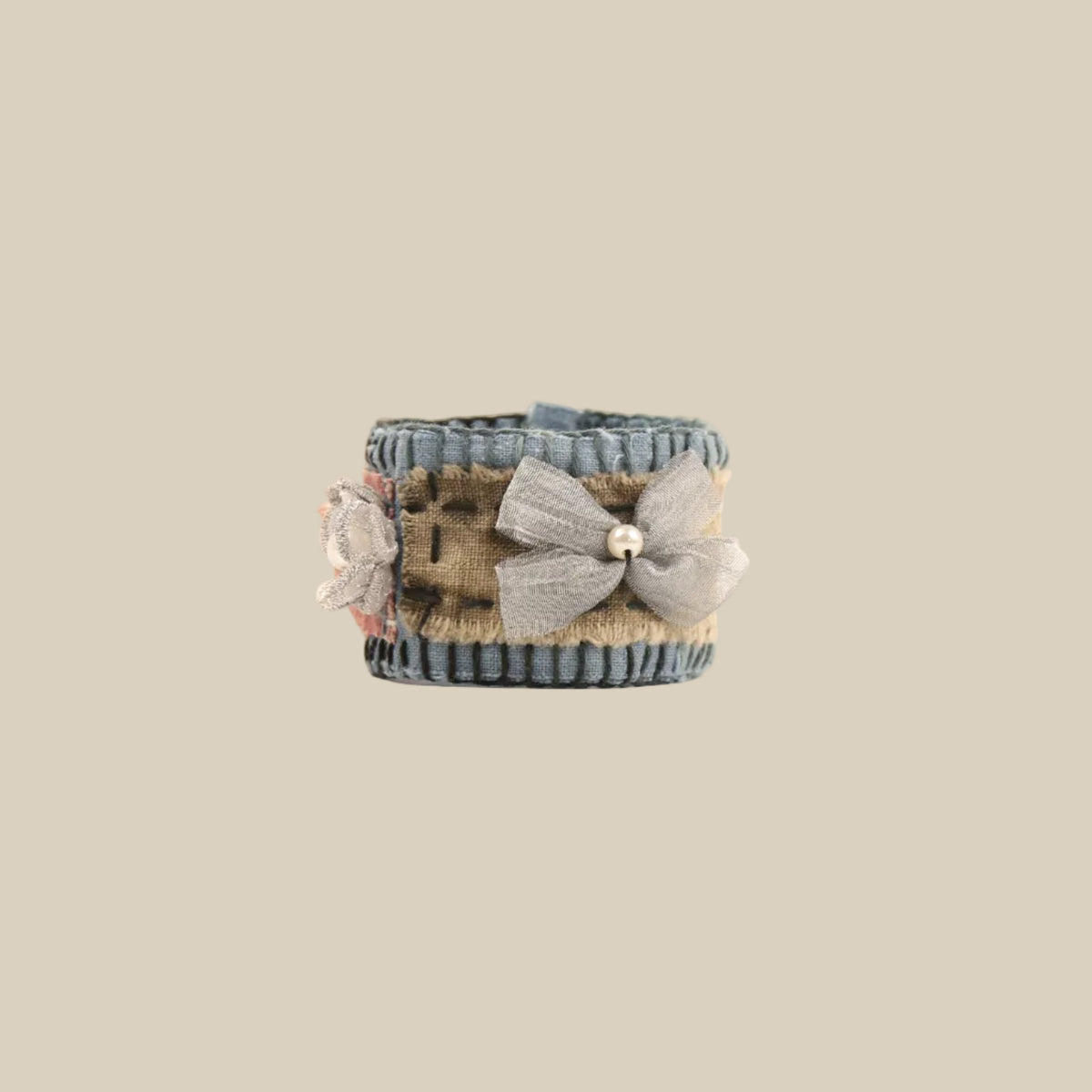 Pulseira patchwork floral em denim