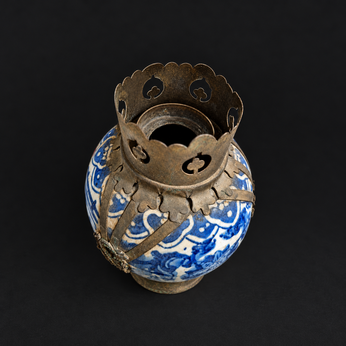 Upper view of crown, porcelain shoulder and retaining straps