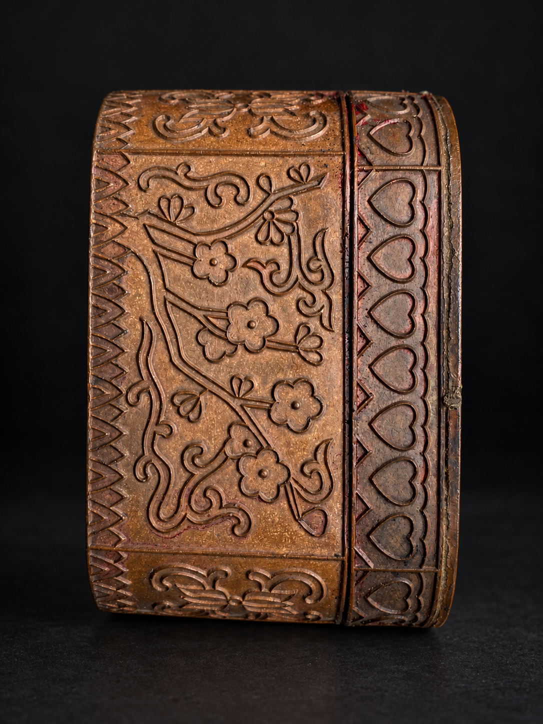King of Hearts copper-toned metal box — presentation view 03