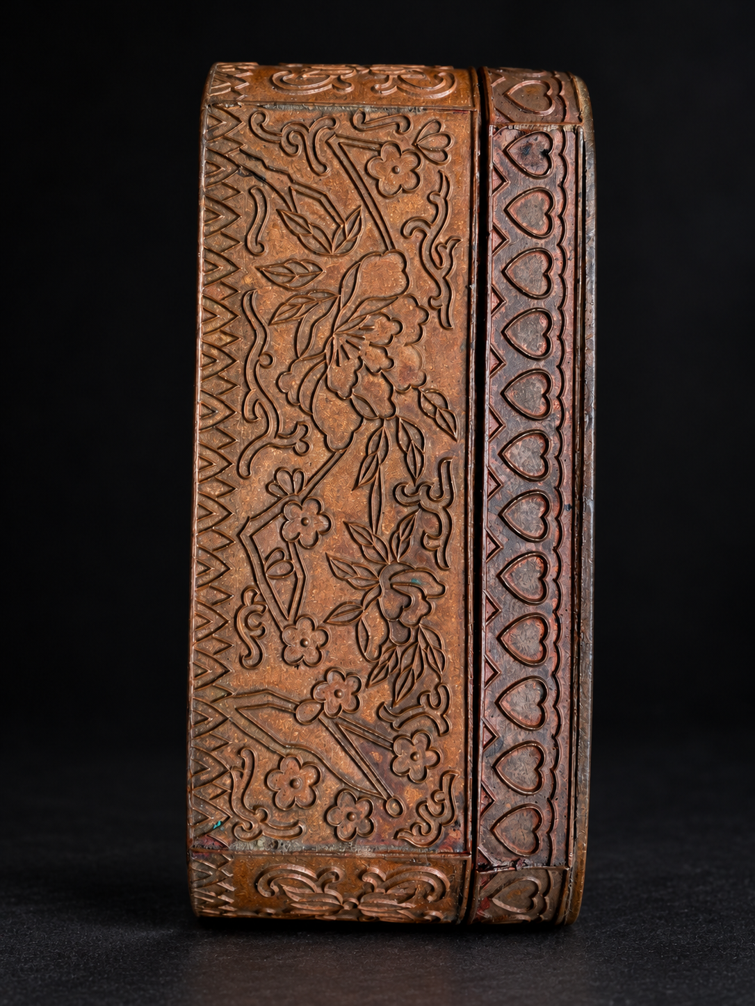 King of Hearts copper-toned metal box — presentation view 04