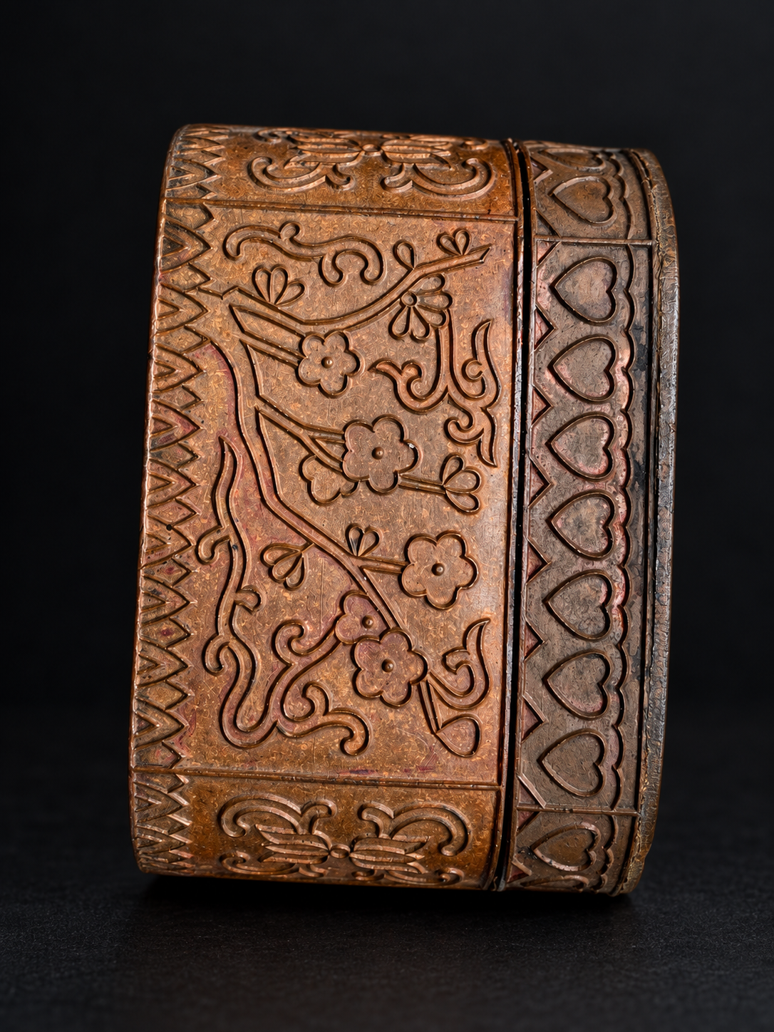 King of Hearts copper-toned metal box — presentation view 05