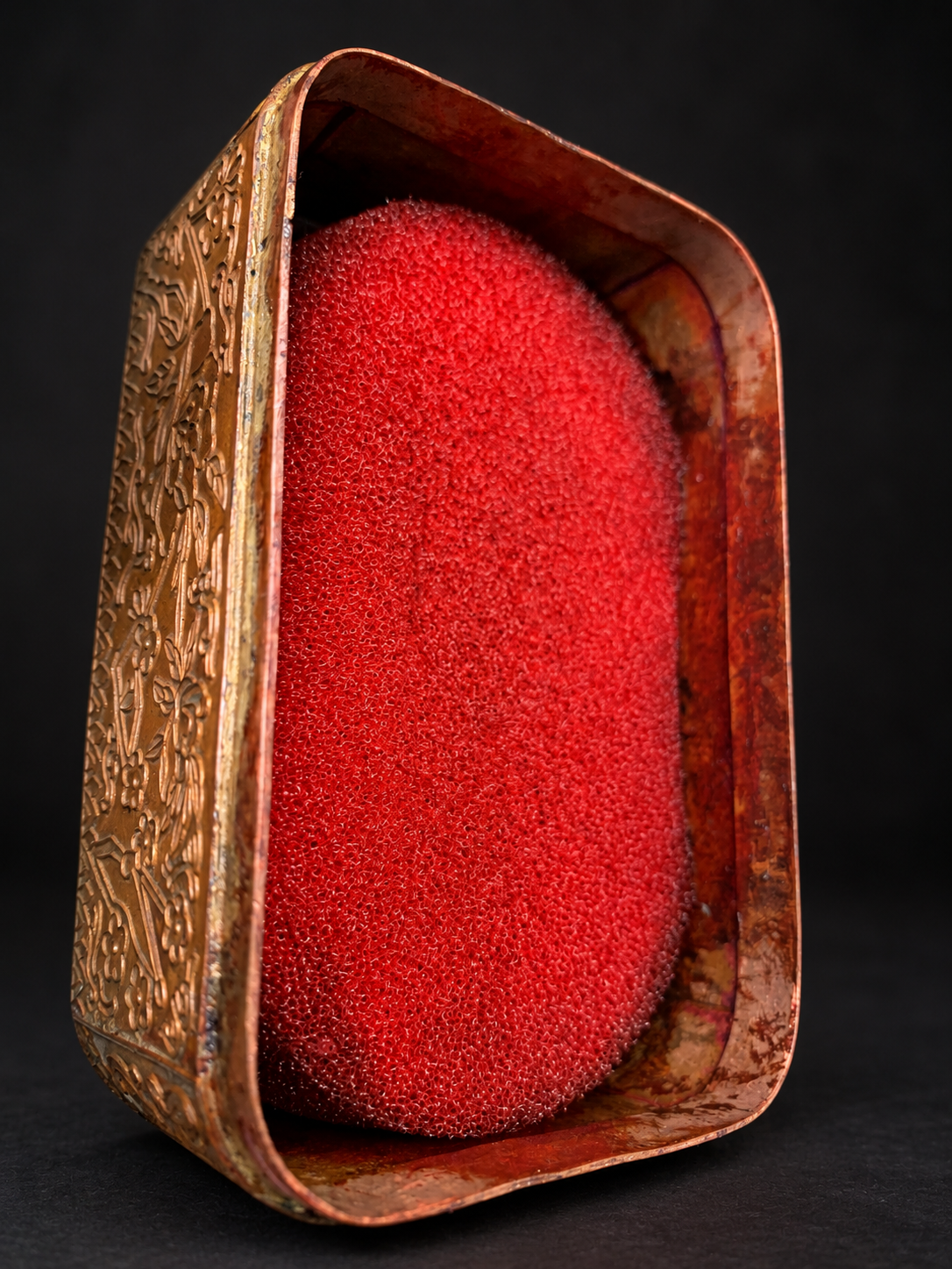 King of Hearts copper-toned metal box — presentation view 08