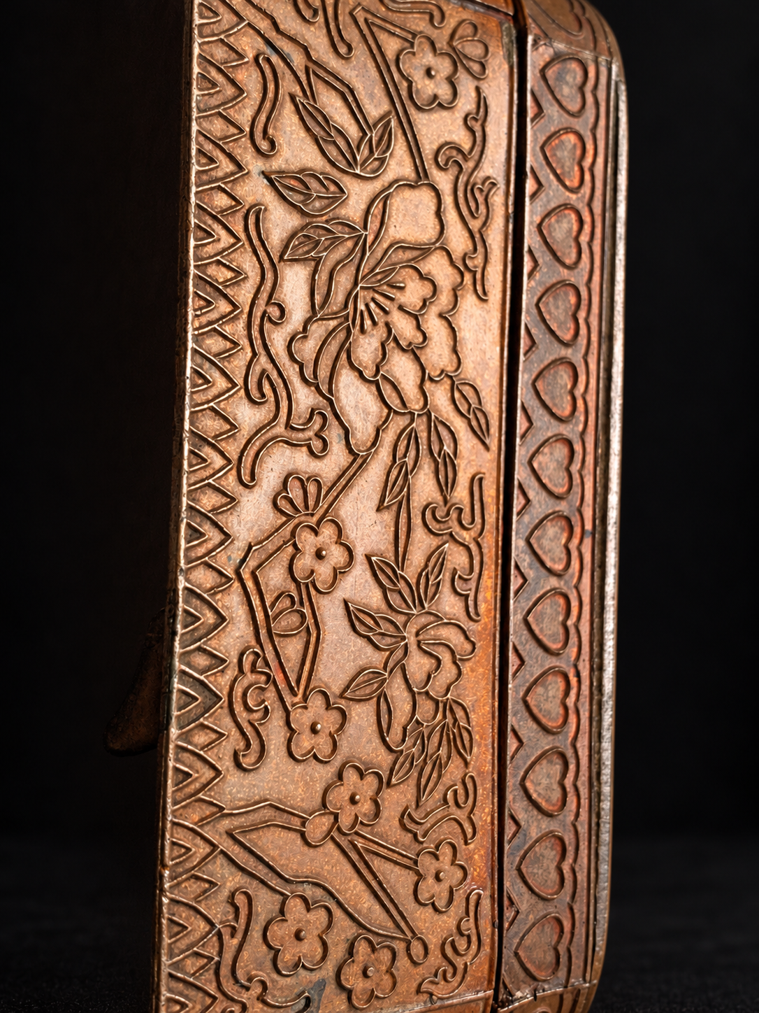 King of Hearts copper-toned metal box — presentation view 11