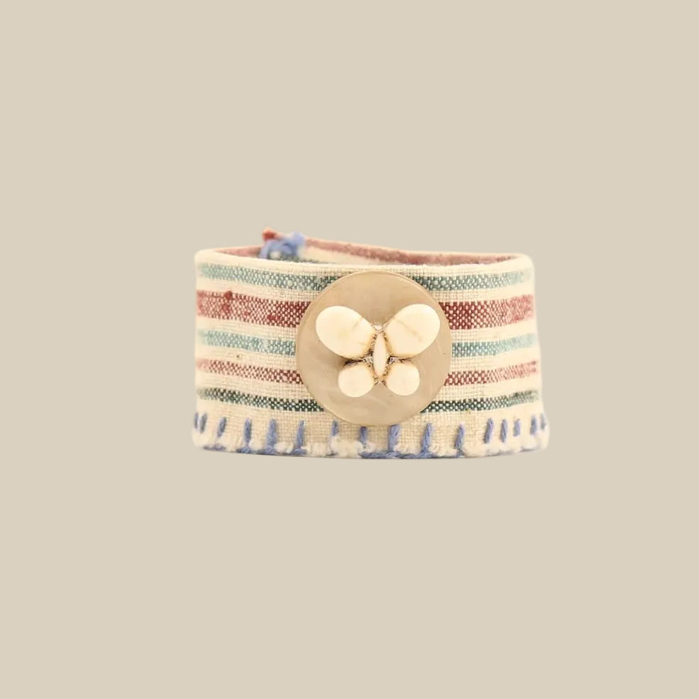 Pulseira de listras finas com botão floral