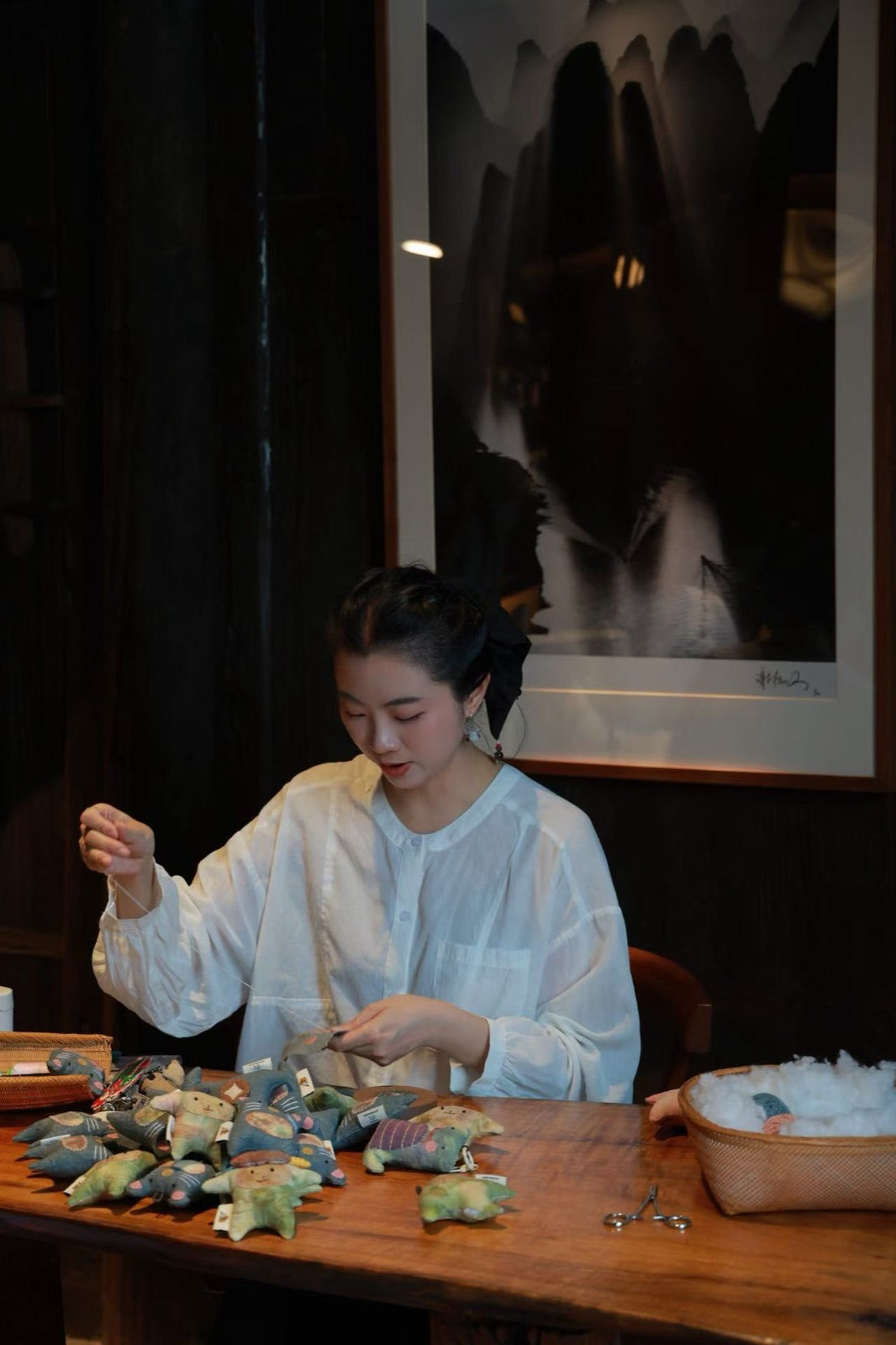 Brusion maker sewing a small-batch textile object by hand